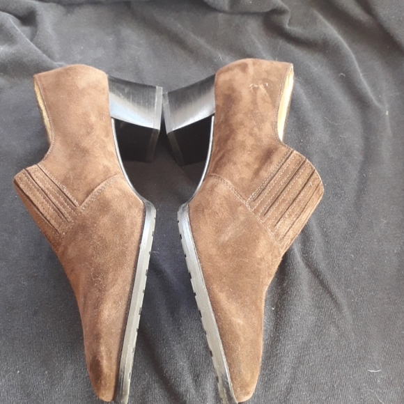 Salvatore Ferragamo Suede Pump - Picture 5 of 9